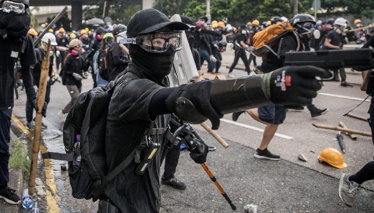 “PËR QEVERINË ËSHTË SHANSI I FUNDIT”/ Nuk ndalen protestat në Hong Kong, policia sekuestron thika dhe pistoleta