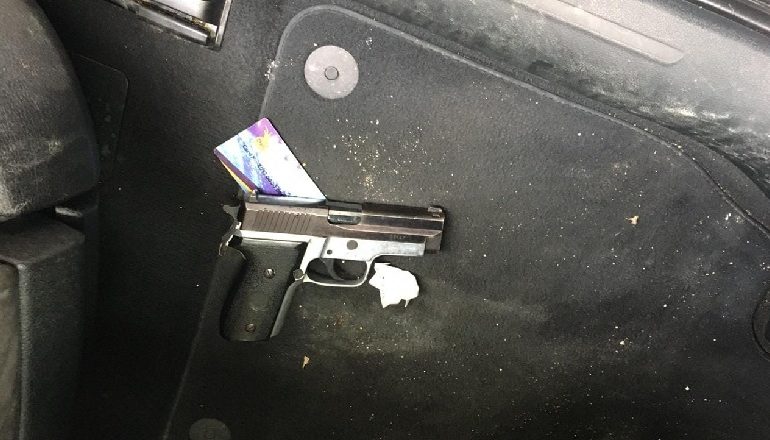 AKUZOHET PËR “ARMËMBAJTJE PA LEJE”/ Qarkullonte me pistoletë në qytet, arrestohet 45-vjeçari…