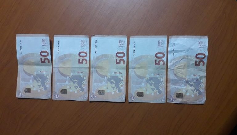TENTON TË BLEJË CIGARE ME EURO TË FALSIFIKUAR/ Arrestohet 19-vjeçari në Lezhë
