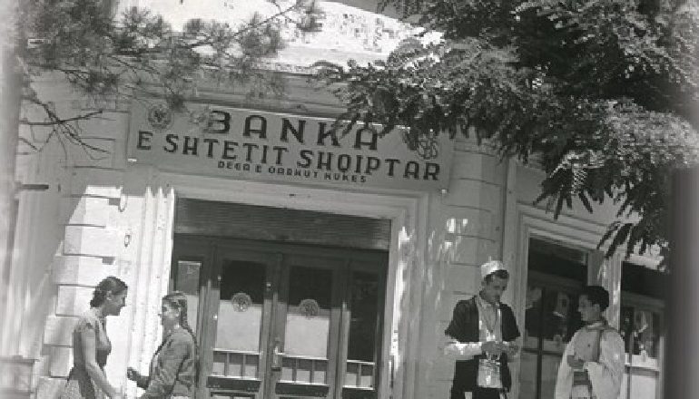 VITI 1946/ Kur regjimi komunist me alibinë e “ndërrimit të monedhës”, zhvati tregtarët dhe pasanikët shqiptarë