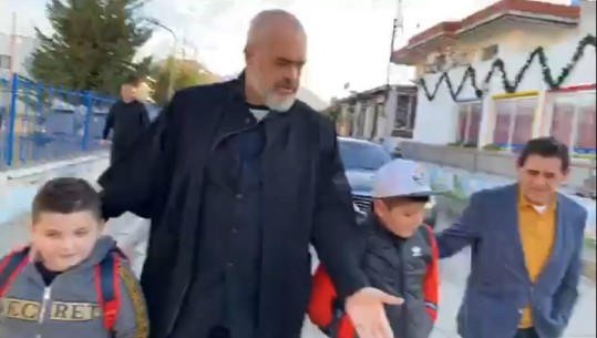 RAMA SHOQËRON ALESION DHE AURELIN NË SHKOLLË/ Batuta me kryebashkiakun Suli: O Rakip po rregulloji këto gropa o burrë