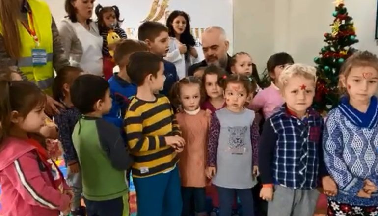 “TI NUK DO JESH KURRË VETËM”/ Rama i rrethuar nga fëmijët në Durrës këndon këngën e Vitit të Ri dhe një surprizë