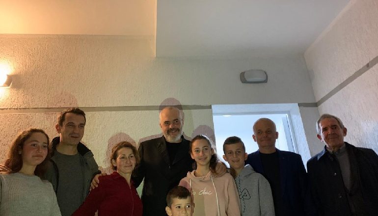 I PREMTOI SHTËPI PAS TËRMETIT/ Veliaj dhe Rama i dorëzojnë çelësin familjes së Rifat Agës, me gjashtë anëtarë
