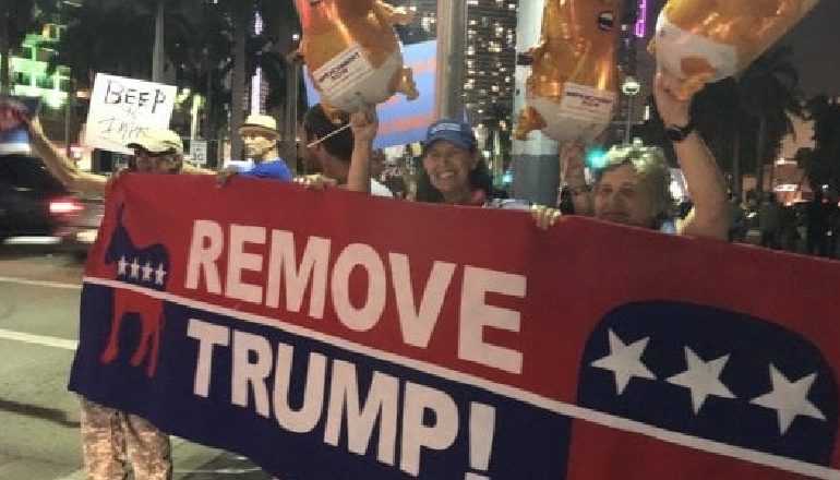 “TRUMP ËSHTË FAJTOR”/ Mbështetës të fajësimit protestojnë në rrugë në prag të votimit të Impeachment