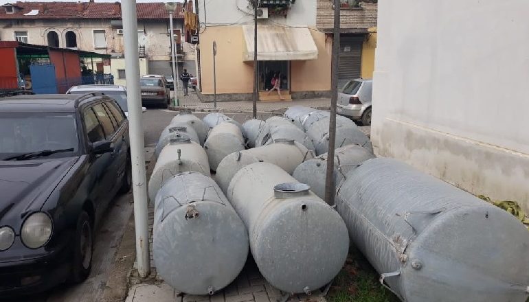 RREZIKU PAS TËRMETIT/ Hiqen 7 depozita 1 mijë litroshe vetëm në një pallat në Tiranë