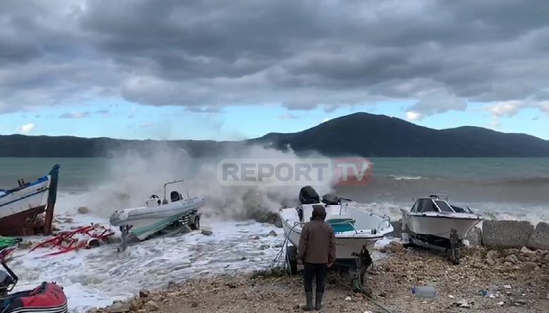 MOTI I KEQ ”PUSHTON” VLORËN/ Dallgët dëmtojnë anijet e peshkimit në Radhimë