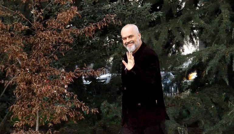 MBLEDHJA E KRYESISË SË PS-së/ Rama mbërrin në selinë rozë (VIDEO)