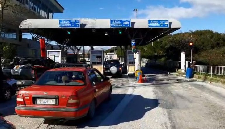 FESTAT E FUNDVITIT/ Radhë të shumta automjetesh në Kakavijë dhe Kapshticë