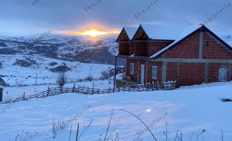 ZBARDHET QYTETI/ Nis dëbora në Kukës, mbulon çdo… (FOTO)