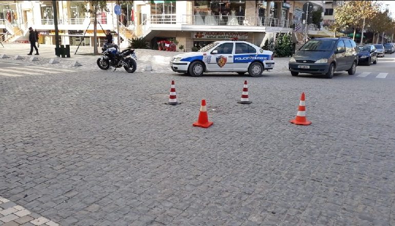 E RËNDË NË VLORË/ Makina aksidenton të moshuarin që lëvizte me motor, dërgohet me urgjencë në spital