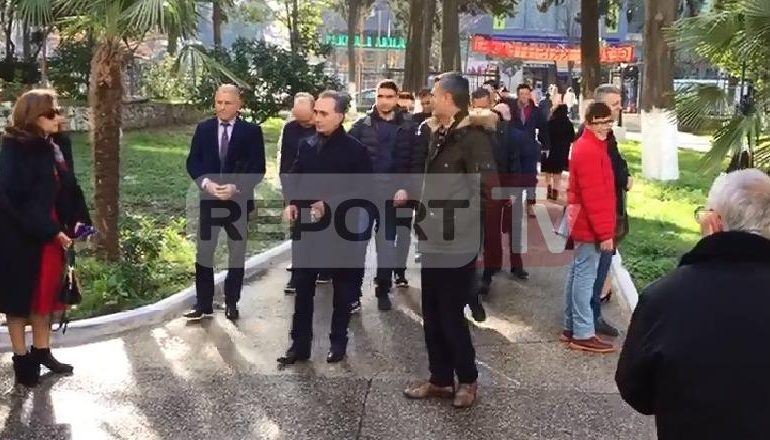 KRISHTLINDJET NË FIER/ Politika dhe besimtarët bëhen bashkë në Kishën e Shën Gjergjit