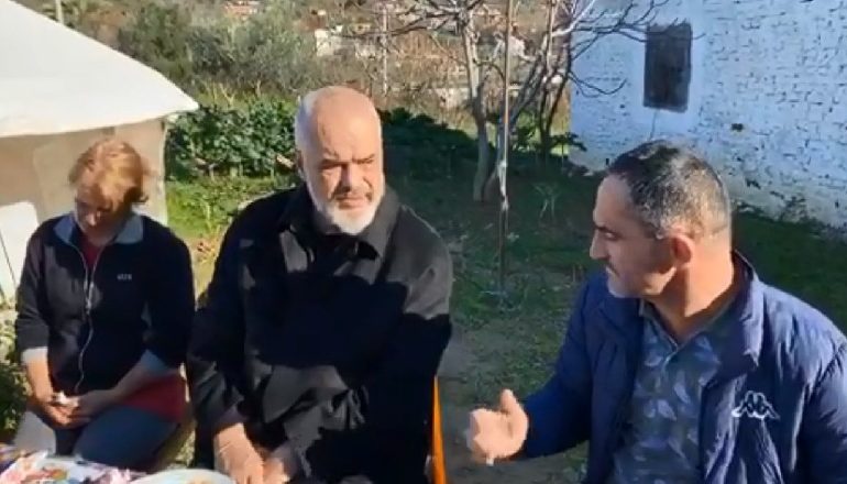 “LAÇI DO BËHET QYTET MODEL”/ Rama në drekën e Krishtlindjeve në familjen që jeton në çadër! Prezanton projektin e 500 shtëpive