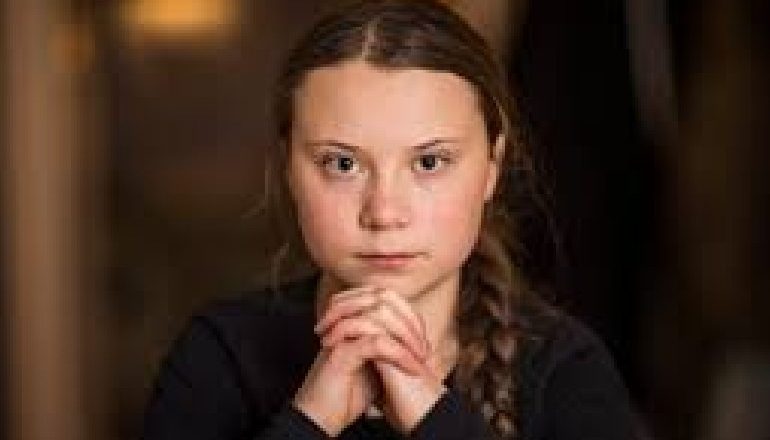 E SHOQËRUAR NGA DY QENTË E SAJ/ Greta Thunberg bën urimin special për Krishtlindje (FOTO)