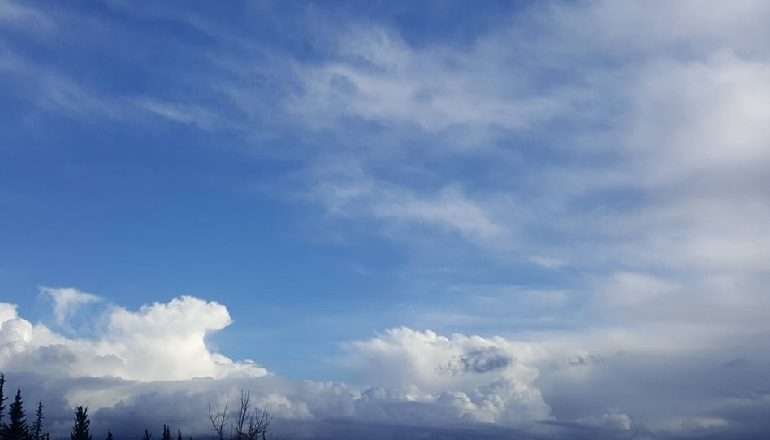 MOTI I KTHJELLËT, POR ME RESHJE DËBORE! Mësoni parashikimin e moti për ditën e sotme