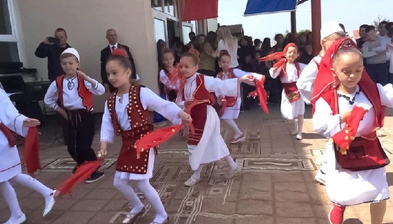 TËRMETI/ Nxënësit e shkollave në Kosovë, mbledhin rreth 7700 euro për bashkëmoshatarët e tyre në Shqipëri