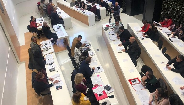 KORÇA MIRATON BUXHETIN/ Kryebashkiaku tregon prioritetet ku do të investohet