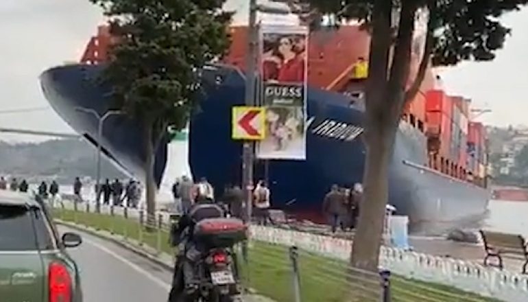 BLLOKOHET BOSFORI/ Anija e mallrave përplaset me bregun (VIDEO)