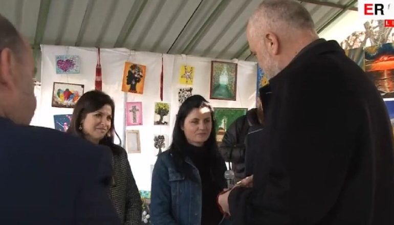 TAKIM ME TË BURGOSURAT/ Gratë dhuratë simbolike bashkëshortes së kryeministrit Rama