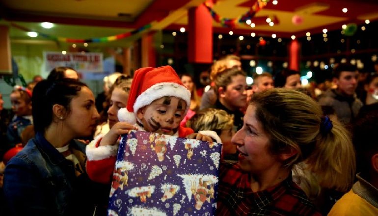MINISTRIA E ARSIMIT FESTON NDRYSHE/ Dhurata për 130 fëmijë të prekur nga tërmeti