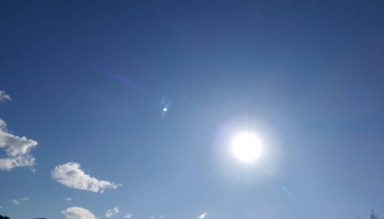 DIELL DHE ACAR/ Kapriçot e moti vazhdojnë edhe këtë të dielë! Ja sa do të arrijnë temperaturat