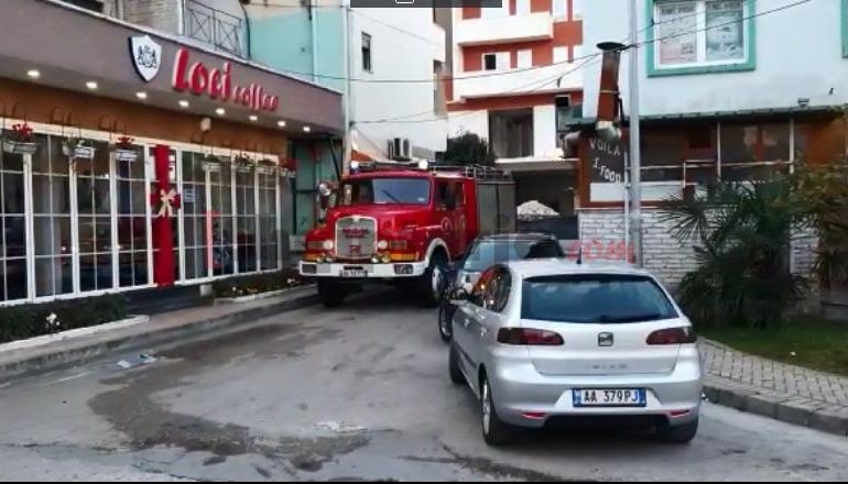 APARTAMENTI NË FLAKË NË FUSHË KRUJË/ Fqinjët hapin derën me forcë dhe shpëtojnë të moshuarit në gjumë (VIDEO)