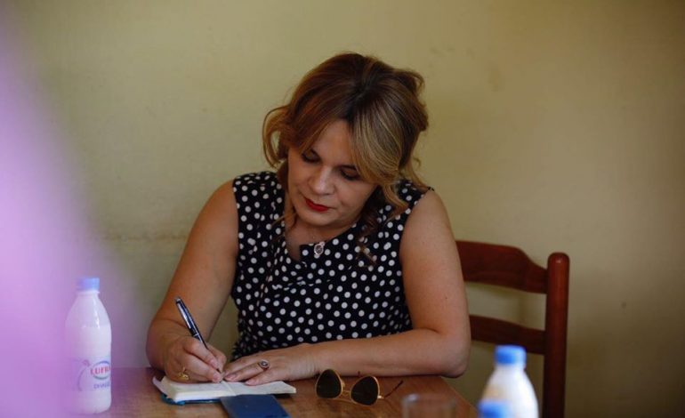 “PASURINË MA LA BABAI”/ Ish- e përndjekura tallet me Kryemadhin: Qesha sepse mu kujtua koha kur shisja qepë me Fatimen, nënën e Monikës