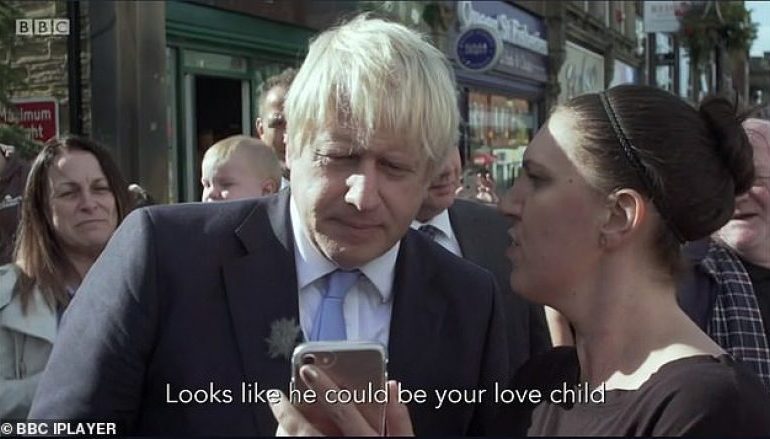 “DJALI IM DUKET SI JU”/ Boris Johnson mbetet i humbur nga fjalët e një gruaje, teksa i tregon një foto në telefonin e saj (VIDEO)