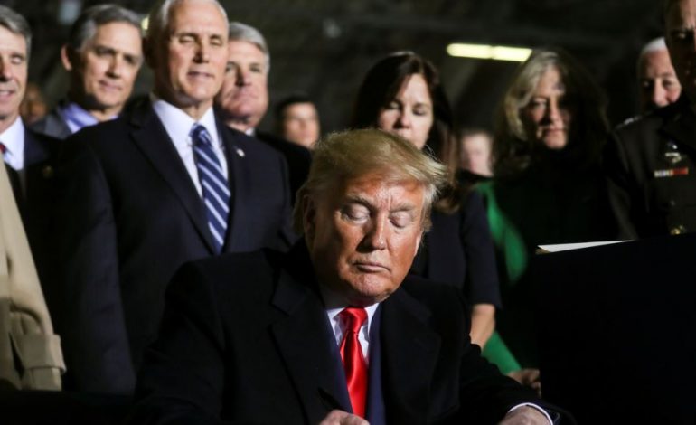 “FORCA HAPSINORE”/ Trump nënshkroi projektligjin për buxhetin dhe dhënien e 12 javëve pushim për…