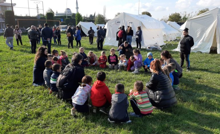 ”RIKTHEJMË BUZËQESHJEN”/ Momente argëtuese për fëmijët e Thumanës të strehuar në Shëngjin