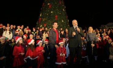 "SHQIPËRIA SOT ËSHTË MË E FORTË"/ Rama dhe Veliaj ndezin dritat festive në Tiranë