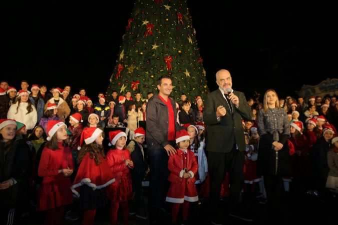 “SHQIPËRIA SOT ËSHTË MË E FORTË”/ Rama dhe Veliaj ndezin dritat festive në Tiranë