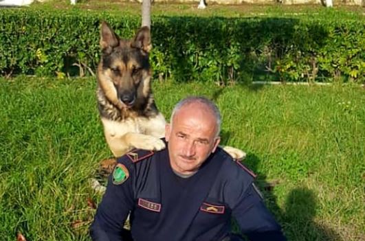 TËRMETI TRAGJIK/ ”Brandi”, heroi me 4 putra i Policisë që zbuloi personat e gjallë nën rrënoja (FOTO)