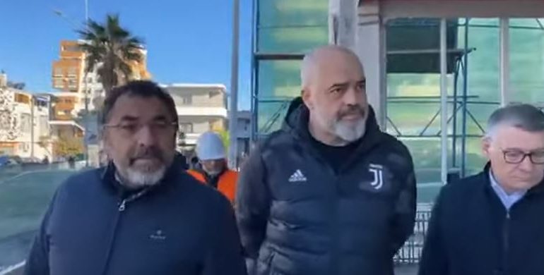 NIS RINDËRTIMI PËR OBJEKTET E DËMTUARA/ Rama në Durrës: Njerëzit s’mund të futen në shtëpi nëse mendojnë se do këputen kolonat