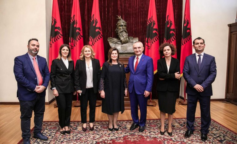 KUSHTETUESJA/ Përplasja e Metës me Dvoranin. Gjykata aktualisht në dorën e 4 grave