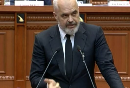 ”RA OPOZITA, GËRMADHA JENI JU”/ Rama ironizon deputetët e rinj të listave PD-LSI: Ju jeni pasoja e tërmetit të opozitës