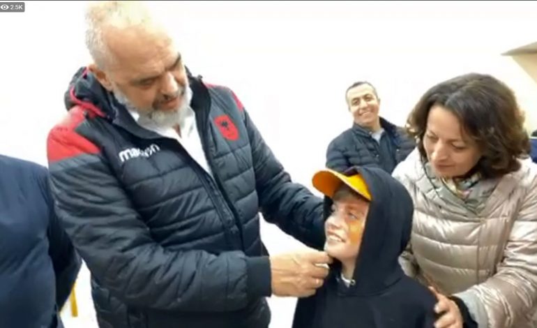 FËMIJËN E PYESIN ”A ËSHTË I BUKUR XHAXHI EDI?” Rama jep përgjigjen epike