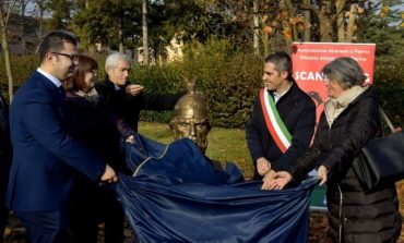 NISMA/ Komuniteti shqiptar vendos bustin e Skënderbeut në Parma të Italisë (FOTOT)