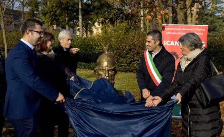 NISMA/ Komuniteti shqiptar vendos bustin e Skënderbeut në Parma të Italisë (FOTOT)