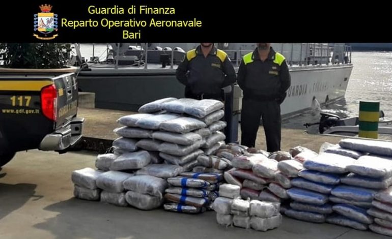 DO TË FITONTE 4 MILIONË EURO/ Kapet skafi me 334 kg drogë, arrestohet shqiptari në Itali (FOTO+VIDEO)