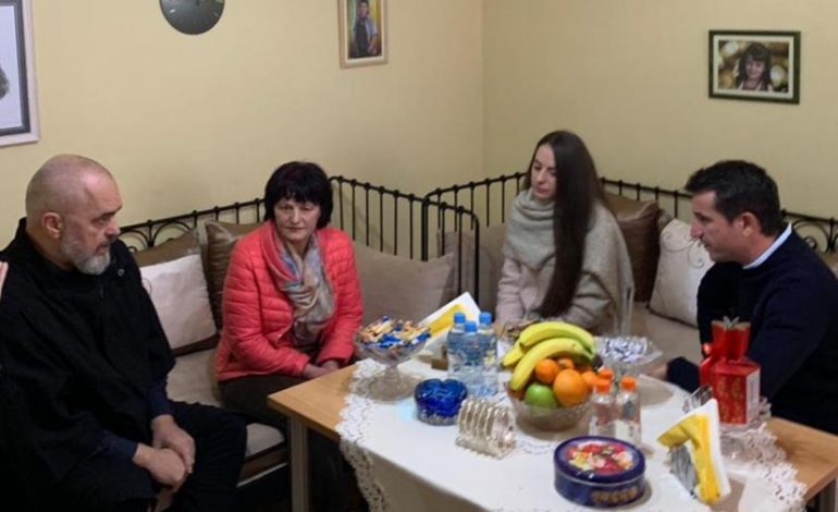 IU PRISH SHTËPIA NGA TËRMETI/ Rama dhe Veliaj vizitojnë familjen Vladi: 1118 familje përfituan bonus qiraje