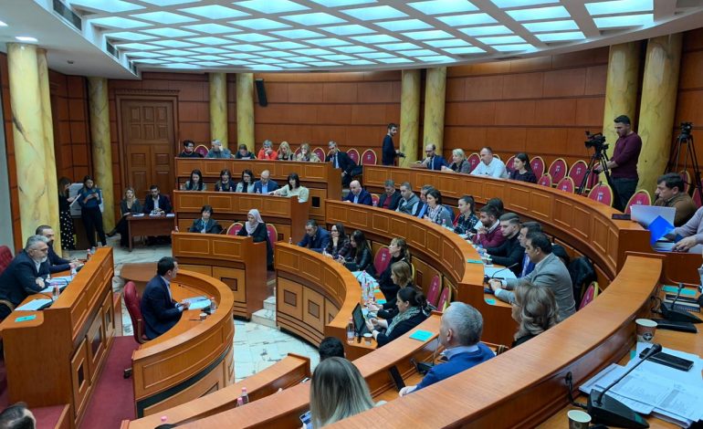 NGA TEATRI TE UNAZA E MADHE/ Veliaj prezanton projektet që marrin udhë në 2020: Askush nuk do guxojë të ndalë “orën” e Tiranës