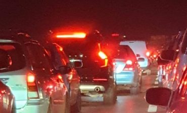 PAS TËRMETIT/ Qytetarët i rikthehen normalitetit, trafiku i rënduar “bllokon” autostradën Durrës-Tiranë
