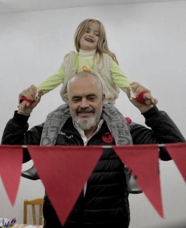“TI KURRË NUK DO JESH VETËM”/ Rama poston foton me vogëlushen, fton shqiptarët të kontribuojnë për të prekurit nga tërmeti
