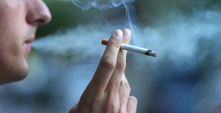 SHBA MIRATON LIGJIN E RI/ Ndalohet shitja e duhanit për personat nën moshën…