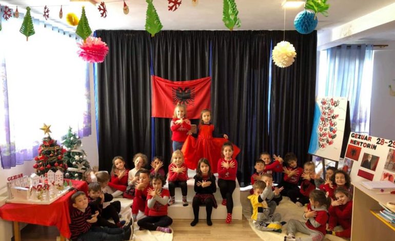 “PATRIOTËT E VEGJËL”/ Nxënësit e shkollës “7 Marsi” në Durrës festojnë me vonesë por dëshirë të madhe, 28 nëntorin