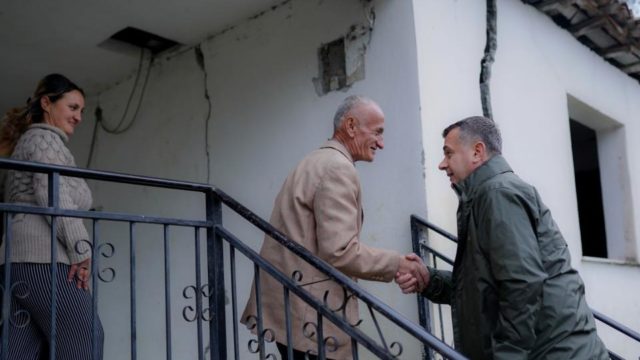 DËMET NGA TËRMETI/ Balla pranë familjes Vrapi në Papër: Festat e fundvitit do t’i gëzojnë në shtëpinë e re