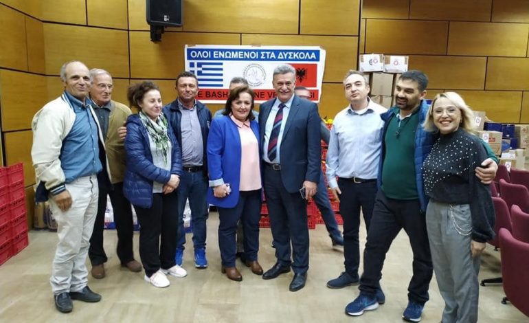 “TI NUK DO JESH KURRË VETËM”/ Shqiptarët dhe grekët bëhen bashkë për të mbledhur ndihma për të dëmtuarit e tërmetit në Shqipëri (FOTO)