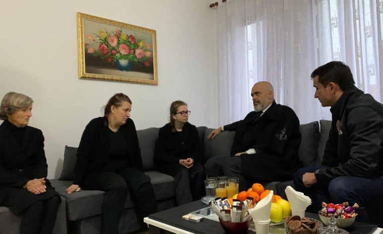 NË FAMILJEN E XHESIKËS QË HUMBI JETËN NGA TËRMETI/ Rama: Mjekët nuk kishin shpresë…
