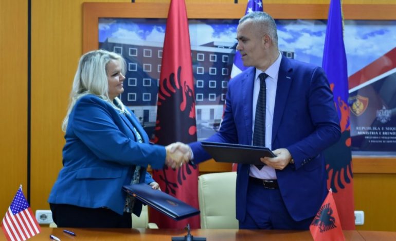 KRIMI KIBERNETIK/ Shërbimi Amerikan i Sigurisë Diplomatike furnizon Policinë me kompjutera spiunë(FOTO)