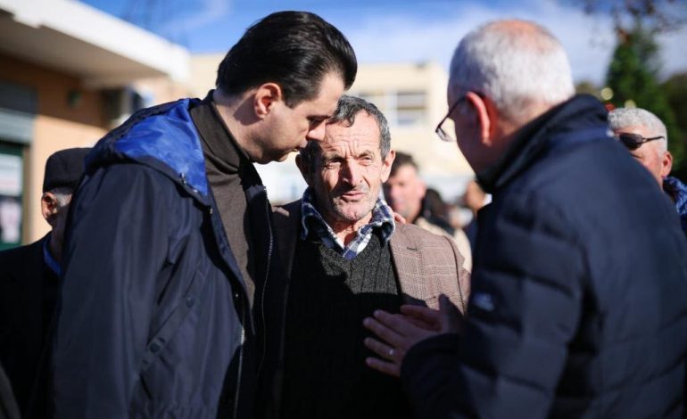 “ERDHA, PASHË, IKA”/ Qytetarëve i vjen në “majë të hundës” me Bashën: Vetëm reklamime e denoncime bën (FOTO)